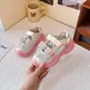 Sandalias Deportivas para Niña Estilo Coreano Malla Transpirable Niña Pequeña Punta Cerrada Zapatos de Playa 2026 Verano Nuevos Zapatos Casuales para Niños