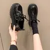 Sapatos de Couro Femininos de Primavera para Uso ao Ar Livre, Estilo Britânico que Aumenta a Altura, Novos Mocassins 2026, Sapatos de Cadarço Versáteis Brilhantes com Solado Grosso