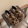 Chinelos baixos com estampa de leopardo retrô, novo estilo outono/inverno feminino, com forro de pelo de coelho, design de calçar fácil, versátil para duas formas de usar, sapatos de algodão quentes e antiderrapantes