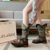 Primeiro Encontro Ji Patchwork Retrô Botas de Motociclista Garota Picante Femininas 2026 Outono Novo Estilo Fivela Botas de Cano Médio Dupla Face Alta