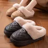 Chinelos de inverno femininos 2026 novo modelo, antiderrapantes, quentes, para uso interno em casa, de sola grossa, forrados com pelúcia, chinelos de algodão para casa com calcanhar fechado