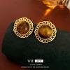 Aretes de plata chapada en oro real con poste de plata y piedra redonda Ojo de Tigre aretes elegantes retro aretes de moda para todo tipo de atuendo venta al por mayor de fábrica