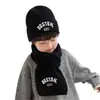 Conjunto de Bufanda y Gorro de Punto Estilo Coreano para Niños, Set de 2 Piezas para Niños y Niñas, Letras Bordadas, Color Sólido, Gorro de Bebé Versátil para Invierno