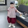 Conjunto de Verão Sem Mangas Infantil 2026 Nova Camiseta Listrada Estilosa para Meninos Estilo Coreano Colete Fino de Verão para Bebê