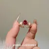 Anillo de luz de cristal de diamante rojo rosa vintage usado lujo antiguo estilo dinero viejo sensación de alta gama retro europeo y americano nicho anillo de dedo de cristal de diamante
