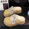 Sandálias Birkenstock de sola grossa para aumentar a altura para mulheres, nova moda primavera/verão 2026, sandálias versáteis de pérolas, sem cadarço, bico fechado para combinar com saias