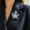 Broche de Folha de Bordo com Strass Azul Europeu e Americano, Broche Corsage de Luxo Exquisito para Mulheres de Alto Padrão, Design de Acessórios para Blazer