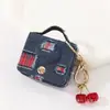 Colgante de Cuero Rayado con Decoración de Cerezas Estilo Denim Vintage, Llavero Personalizado Unisex para Bolso, Accesorio Moderno y Divertido