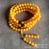 Pulseras de cera de abeja amarilla con aceite de pollo llenas de miel flores flotantes anillo simple pulido cuentas redondas ámbar pulsera de agua salada flotante puesto de venta al por mayor en vivo