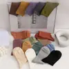 Meias novas femininas cor sólida algodão penteado japonês quatro estações meias cano alto preto e branco JK cor doce meias femininas simples atacado