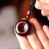 Atacado de sândalo vermelho sândalo vermelho fivela de segurança pingente de suéter sândalo vermelho da Zâmbia pingente de cabo masculino e feminino