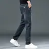 Jeans masculino de outono, perna reta, corte solto, novo jeans casual longo stretch slim fit para homens 2026
