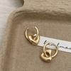 Pendientes de latón con diseño de hebilla de oreja, nicho de sensación, superficie brillante, chapados en oro, amor, personalidad femenina, temperamento, Internet, dos pendientes rojos
