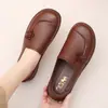Novos Sapatos Casuais Femininos de Couro Macio Outono 2026, Sola Macia Confortável, Sapatos Antiderrapantes para Mulheres de Meia-Idade e Idosas, Sapatos para Avós