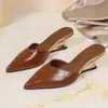 Chinelos de Plataforma Cruzados Bico Fino Comércio Exterior Transfronteiriço 2026 Verão Novo Tamanho Grande Salto Irregular Retro Bico Fechado Meio Chinelo Feminino