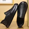 Zapatos de cuero para hombre, otoño 2024, nuevos, informales, versátiles, sin cordones, transpirables, de suela suave, para conducir, a la moda