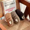 Zapatos Birkenstock con forro de polar para niños, nuevo estilo invierno 2025, zapatos de algodón cálidos para bebé, gamuza, diseño lindo y peculiar, zapatos sin cordones para niñas