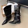 Botas de Salto Grosso Franzidas com Fivela Apontada 2026 Outono/Inverno Estilo Punk Botas de Equitação Salto Médio Estilo de Rua Botas Tubulares de Cano Alto Hot Girl