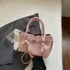 Bolsa Quadrada Pequena Casual da Moda 2026 Verão Nova Bolsa de Ombro com Textura Vintage Bolsa de Mão Lisa Elegante de Alto Valor