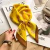 Lenço quadrado pequeno de 70cm outono retrô estampa tridimensional de seda lenço feminino novo lenço pequeno profissional fita de seda artificial atacado