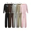 Conjunto de tres piezas para mujer en otoño: top de tirantes a rayas bicolor + camiseta de blusa holgada de manga larga con cuello en V + pantalones de campana de cintura alta