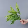 Plantas verdes artificiales en stock, manojos de helecho, hojas de helecho, hierba de helecho para decoración de paredes interiores y diseño de paisajes, césped artificial al por mayor