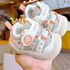 Sapatos para bebês, novos modelos de primavera e outono, sapatos para bebês iniciantes de 1 a 2 anos, sola macia, antiderrapante, de malha, respirável