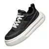 Sapatos masculinos para primavera e verão, estilo coreano, versáteis, com sola macia, de couro, antiderrapantes, tênis brancos casuais para estudantes do sexo masculino, mocassins esportivos que aumentam a altura