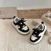 Zapatillas blancas ligeras XSHX|Modelo designado para la escuela deportiva infantil, amortiguación de suela gruesa, 26 otoño nuevo cuero antimanchas para niños y niñas