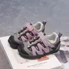 Novos Tênis Esportivos Infantis para Outono de 2026 para Meninos e Meninas, Patchwork de Couro Funcional de Cano Baixo com Velcro, Sapatos Casuais Respiráveis