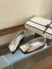 Sapatos Planos Minimalistas Quadrados com Fivela de Metal, Disponíveis em Prata, Preto, Vinho, Marrom Escuro, Estilos de Bico Redondo e Outros Saltos Baixos, em Estoque