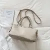 Bolsa elegante com rebites para mulheres, grande capacidade, nova moda outono e inverno 2026, bolsa transversal versátil para o dia a dia