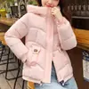 Jaqueta Curta de Algodão Colorida Moda Outono Inverno Nova Feminina Estilo Coreano Solta Acolchoada com Capuz Casaco de Algodão Estudante Roupa de Fora Quente