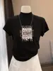 Camiseta de manga corta para mujer con hombros de ajuste regular, cuello semi-alto, algodón puro, color café, diseño moderno y versátil, adecuada como capa base para otoño