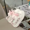 Zapatillas infantiles, zapatillas deportivas para niñas, nuevos zapatos casuales de dibujos animados versión coreana para primavera y otoño, zapatillas de correr ligeras antideslizantes para niñas