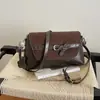 Nova bolsa quadrada pequena, moderna e versátil, com um toque de luxo, uma bolsa de ombro estilosa para mulheres, perfeita para o uso diário e para ir ao trabalho.