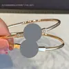 Pulseira T dupla de alta qualidade para mulheres, totalmente cravejada com diamantes, feita de madrepérola branca natural, superfície lisa, acabamento de precisão CNC, luxo leve, versátil, disponível para atacado de transmissões ao vivo