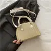 Bolso de Mano Tejido de Paja Forma de Concha para Mujer 2025 Nuevo Verano Color Sólido Contraste Moderno Elegante Bolso de Hombro Cruzado para Viajes