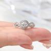 Anillo de circonita de lujo con microincrustaciones de cuatro garras Cao Shi para niñas, anillo de alta calidad con sentido de la cruz, anillo femenino hueco y redondo.