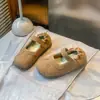 Sapatos Infantis Birkenstock 2025 Verão Novo Estilo Sapatos de Couro para Meninas Estilo Coreano Sapatos de Bebê com Solado Macio Sapatos Pequenos de Couro para Bebê