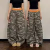 Calça de moletom camuflada com barra curva, cintura dupla color block bordada, estilo retrô americano, calça esportiva unissex moderna com design único, calça pantalona