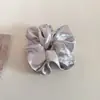 Scrunchie de Cetim Perolado Estilo Coreano com Strass e Pregas, Alto Valor Estético, Acessório Versátil para Prender o Cabelo