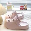 Chinelos femininos fechados na frente, estilo Birkenstock, em EVA perfurado com botões criativos de concha, para DIY, adequados para sair no verão, respiráveis e confortáveis, com sola grossa.