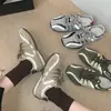 Zapatillas de entrenamiento retro reflectantes alemanas para mujer, nuevas zapatillas casual versátiles 2026 en plateado, gris y verde, estilo moderno Forrest Gump