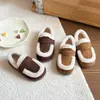 Zapatos de algodón forrados de felpa para niña, nueva colección otoño/invierno 2026, zapatos cálidos y esponjosos para niños, zapatos versátiles para bebé, zapatos estilo Birkenstock y zapatos sin cordones