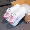 Nuevas zapatillas de primavera y otoño 2026 para niñas, con parte superior de piel, diseño de conejo de dibujos animados, color blanco, cierre de velcro y suelas gruesas, perfectas para actividades deportivas infantiles.