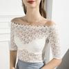 Primavera e Verão Novo Estilo Gola Gola Renda Camisa Base Feminina Meia Manga Slim-fit Off-shoulder Carta Sexy Manga Média Verão