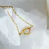 Colar Minimalista e Elegante para Mulheres, Estilo Ins Nicho Retro Moderno Nó de Coração Vazado em Linha, Corrente para Clavícula