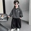 Conjunto de Ropa de Otoño para Niños 2026 Nuevo Sudadera de Primavera y Otoño para Bebé Chaleco de Cuero para Bebé Conjunto de Tres Piezas Moderno
