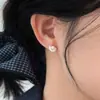 Brincos de pérola delicados estilo coreano para mulheres, design único, adequados para o trabalho, requintados e versáteis, com um toque de luxo